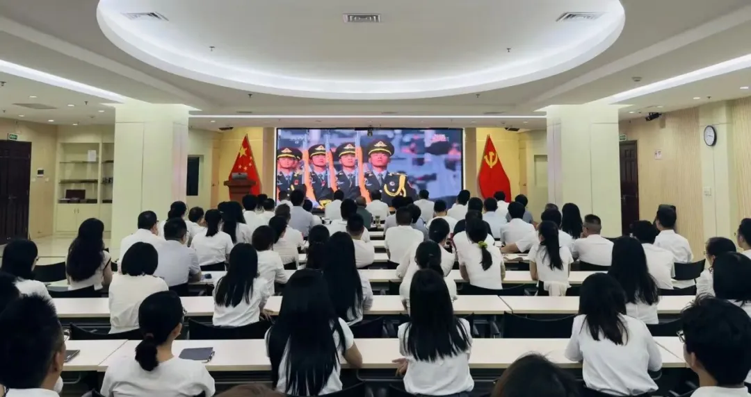 銘記歷史 開創(chuàng)未來丨海南橡膠組織集中觀看紀(jì)念中國人民抗日戰(zhàn)爭暨世界反法西斯戰(zhàn)爭勝利80周年大會直播